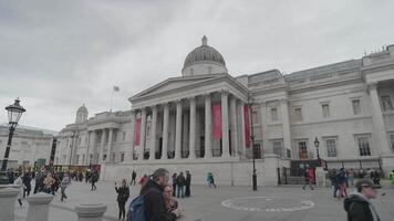 Londres, uni Royaume - avril 2, 2024 - Trafalgar carré, le nationale Galerie, de Nelson colonne monument, statues et sculptures video