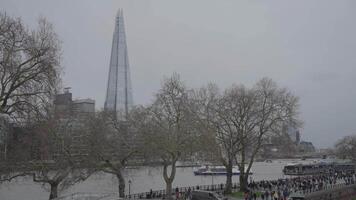 Londen, Verenigde koninkrijk - april 2, 2024 - de Theems rivier- in Londen met de scherf gebouw in de achtergrond video