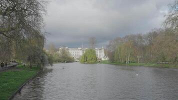 Londra, unito regno - st. giacomo parco lago, il il più antico reale parco gabbia per uccelli camminare nel Westminster video