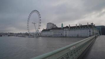 London, vereinigt Königreich - - April 2, 2024 - - das Westminster Brücke Über Themse Fluss, und das London Auge im das Hintergrund video