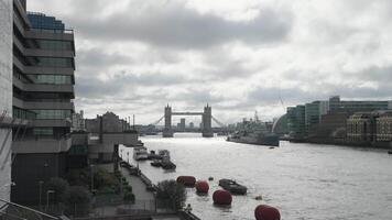 das Themse Fluss im London mit das Turm Brücke im das Hintergrund video