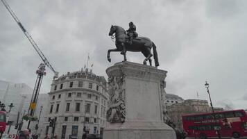 London, vereinigt Königreich - - April 2, 2024 - - Trafalgar Quadrat, das National Galerie, Nelsons Säule Monument, Statuen und Skulpturen video