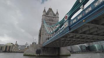 persone attraversamento il Torre ponte bascule e sospensione ponte al di sopra di fiume Tamigi Londra, unito regno video