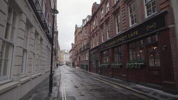 Londres, unido Reino - abril 2, 2020 - antiguo reina calle cafetería, a antiguo reina calle video