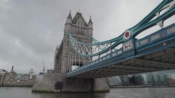 personas cruce el torre puente báscula y suspensión puente terminado río Támesis Londres, unido Reino video