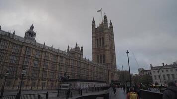 london, förenad rike - stor ben och de hus av parlament, palats av westminster molnig morgon- video