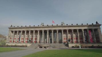 Berlim, Alemanha - abril 5, 2024 - a altes museu em a museu ilha dentro a histórico Centro video