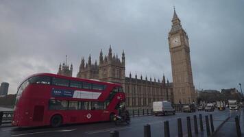 London, vereinigt Königreich - - April 2, 2024 - - groß ben Häuser von Parlament das Palast von Westminster, und ikonisch aec Streckenmeister rot Doppeldecker Busse video