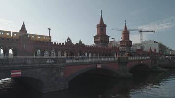 das oberbaum Brücke oder oberbaumbrücke ist ein Doppeldeck Brücke Kreuzung Berlin, Deutschlands Fluss Spree, berücksichtigt einer von das Stadt Sehenswürdigkeiten video