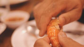 camarón en mano es preparado para cocinando. video
