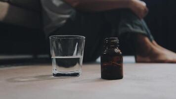 mauvais pour la santé malade femme souffre de insomnie ou mal de tête, prend en train de dormir pilule tandis que séance dans lit avec verre de eau, déprimé fille détient antidépresseur Médicaments, anti douleur pour menstruel douleur, proche en haut video