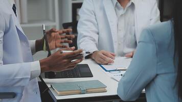 personeel, artsen en verpleegsters met tablet, Onderzoek en brainstorming voor diagnose. team, medisch professionals en samenspel voor genezing, discussie en pratend voor gezondheidszorg, analyse en gesprek video