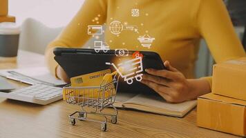 shopping su Internet, ordine nel in linea negozio, shopping o e-commerce concetto su smartphone, pagamento fa un' Acquista su il Internet, in linea pagamento, attività commerciale finanziario tecnologia. video