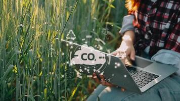 circolare economia per futuro crescita di attività commerciale, riutilizzo e rinnovabile Materiale risorse. energia consumo e co2 emissioni siamo crescente. condivisione, riutilizzo, riparare, Restaurare e raccolta differenziata video