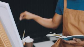 plus de le épaule sélectif concentrer coup de Masculin artiste en utilisant brosse tandis que ajouter Couleur peindre à crayon dessin sur Toile video