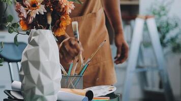 plus de le épaule sélectif concentrer coup de Masculin artiste en utilisant brosse tandis que ajouter Couleur peindre à crayon dessin sur Toile video