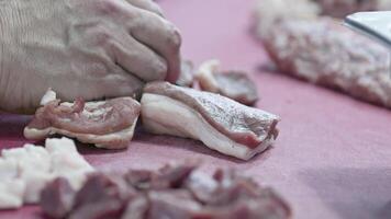 slager bezuinigingen vlees in zijn winkel beeldmateriaal video