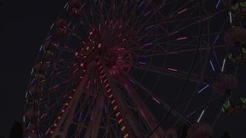 rotierend Ferris Rad im Amüsement Park beim Nacht Aufnahmen video