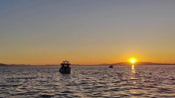 oud visvangst boot gebonden met touw in jachthaven filmmateriaal. video