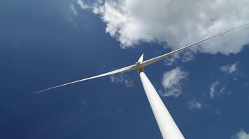 Wind Turbine elektrisch von sauber Quelle Energie und Umgebung nachhaltig. Windmühlen sind rotierend von Wind Belüftung auf ein sonnig Tag. gree Energie zum das sauber Ressource zum das die Ermäßigung von Kohlenstoff. video