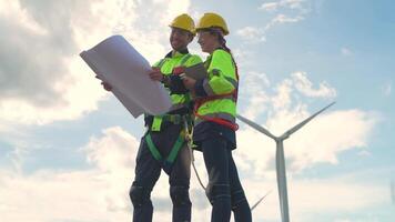 Ingenieure Arbeiten im Feldarbeit draussen. Arbeitskräfte Gehen und prüfen Konstruktion und Maschine um Projekt Seite? ˅. Wind Turbine elektrisch von sauber Ressource energetisch und Umgebung nachhaltig. video