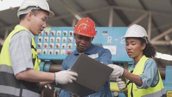 fabbrica professionale africano e asiatico lavoratore e manager ispettore su macchina e discutere ispezione in giro fabbrica. squadra ingegneri riparazione per qualità e la messa in produzione analisi prima operazione. video