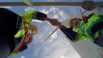 engenheiros trabalhando dentro trabalho de campo ao ar livre. trabalhadores Verifica e inspecionar construção e máquina por aí a construção projeto local. vento turbinas para elétrico limpar \ limpo energia e meio Ambiente sustentabilidade. video