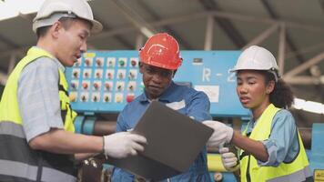 usine professionnel africain et asiatique ouvrier et directeur inspecteur sur machine et discuter inspection autour usine. équipe ingénieurs réparer pour qualité et mise en service essai avant opération. video