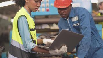 usine professionnel africain et asiatique ouvrier et directeur inspecteur sur machine et discuter inspection autour usine. équipe ingénieurs réparer pour qualité et mise en service essai avant opération. video