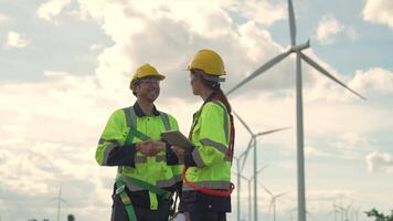 engenheiros trabalhando dentro trabalho de campo ar livre. trabalhadores caminhando e inspecionar construção e máquina por aí projeto local. vento turbina elétrico do limpar \ limpo recurso enérgico e meio Ambiente sustentável. video