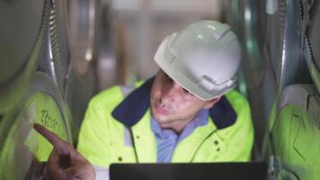 fábrica trabajador personas caminar y cheque en metal acero almacén fábrica. concepto ingeniero operando. trabajador trabajos a pesado máquina a industria fábrica. video