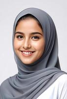 retrato de un sonriente joven medio oriental mujer en un tradicional hiyab, representando cultural belleza y diversidad, ideal para Ramadán y De las mujeres día temas foto