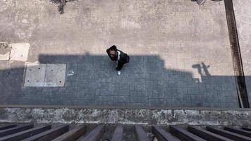 asiatico uomo è danza nel anca luppolo stile a all'aperto spazio. professionale assolo ballerino è l'esecuzione nel pubblico la zona. video