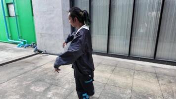 Aziatisch Mens is dansen in heup hop stijl Bij buitenshuis ruimte. professioneel solo danser is het uitvoeren van in openbaar Oppervlakte. video