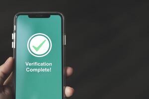 empresario muestra notificación verificación completar en teléfono inteligente concepto de tecnología autenticación para entrando seguridad sistemas, comprobación información, y aplicando para en línea servicios. foto