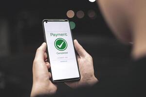 pago completar notificaciones cliente utilizando en línea bancario solicitud en teléfono inteligente a pagar para compras en línea y producto en Departamento Tienda foto