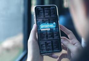 concepto de moderno tecnología mejora de futuro. software actualizar de teléfono inteligente hardware potenciar con en línea red a mejorar sistema seguridad. foto