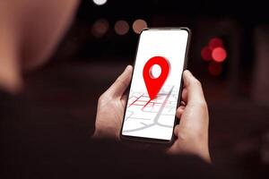 destino rojo alfiler, global posicionamiento sistema GPS y navegación mapa concepto. joven mujer mano buscando para ubicación en en línea mapa en teléfono inteligente foto