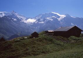 a mountain range photo