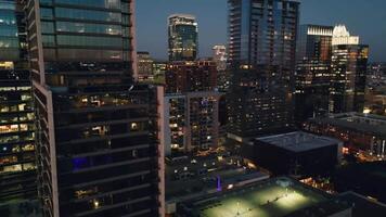 Antenne Aussicht von ein groß Stadt zwischen das Gebäude 4k Hintergrund video