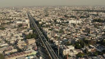 aéreo panorama de un tren cruce un grande ciudad 4k antecedentes video