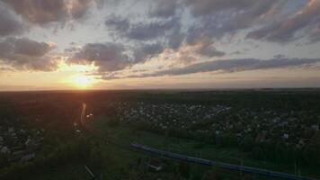 Passagier Zug Überschrift aus beim Sonnenuntergang 4k Hintergrund video