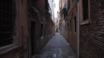 smal och gammal gränd i Venedig 4k bakgrund video