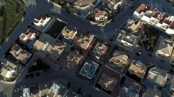 en volant plus de de banlieue Maisons avec silencieux des rues 4k Contexte video