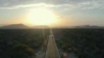 antenn landskap runt om en motorväg på solnedgång 4k bakgrund video