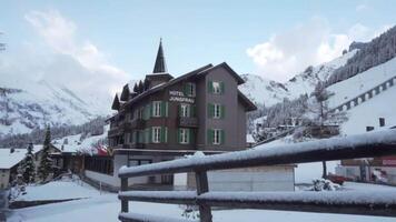 Hotel im das schneebedeckt Berge 4k Hintergrund video