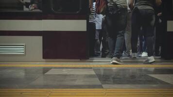 pessoas obtendo para dentro a metrô trem 4k fundo video