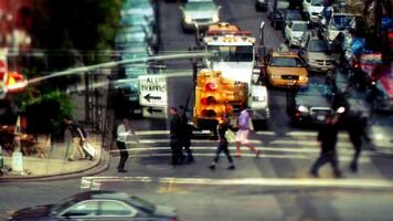 esposizione di un' strada con traffico e persone 4k sfondo video