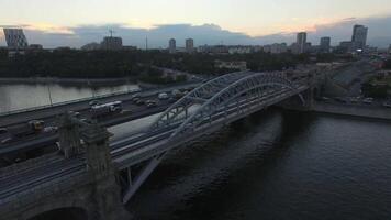 Eisenbahn Brücke und ein Autobahn Über ein Ruhe Fluss 4k Hintergrund video
