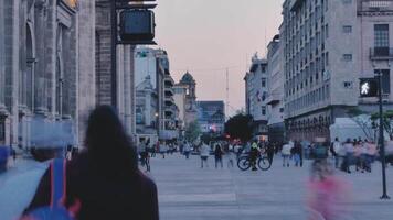 rua com pessoas caminhando às crepúsculo 4k fundo video